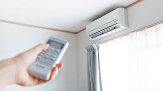Klimaanlage an der Wand mit Fernbedienung