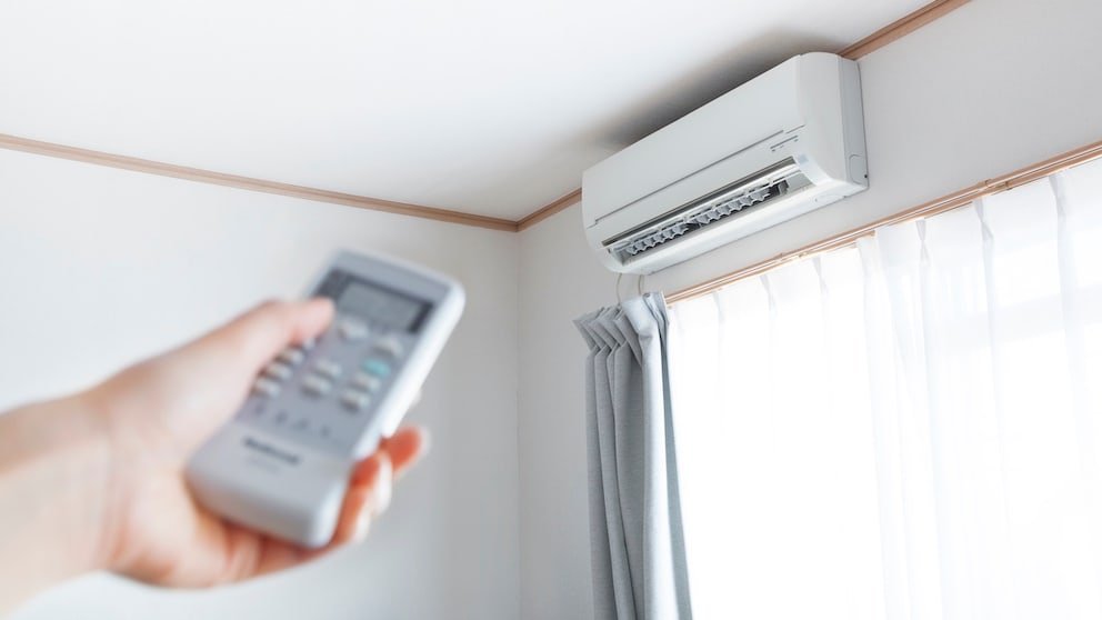 Klimaanlage an der Wand mit Fernbedienung