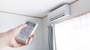 Klimaanlage an der Wand mit Fernbedienung