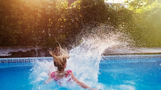 Ein Swimmingpool im Garten ist nicht immer erlaubt – im Zweifel fragt man immer zuerst den Vermieter (Symbolbild)
