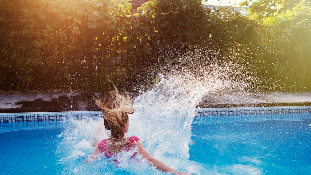 Ein Swimmingpool im Garten ist nicht immer erlaubt – im Zweifel fragt man immer zuerst den Vermieter (Symbolbild)
