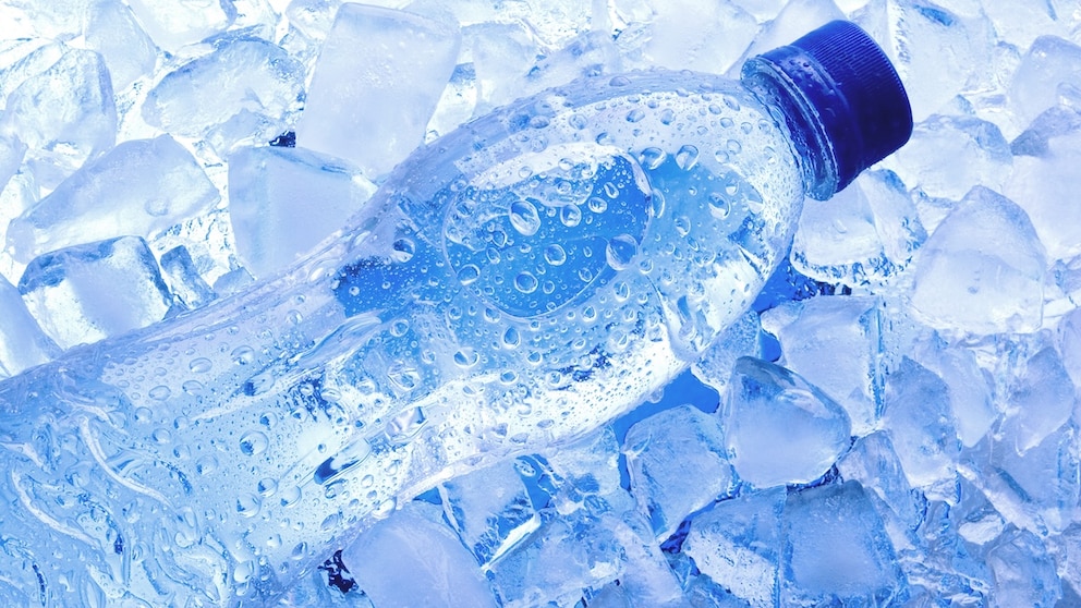 Wasserflasche im Eis