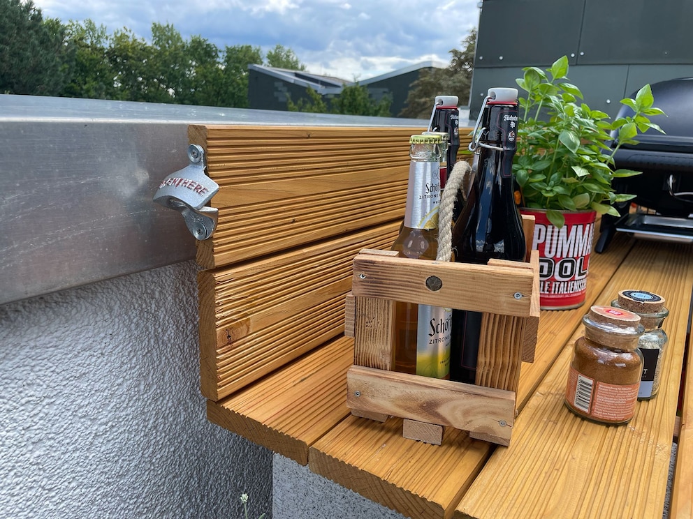 Kleine Haken zur Aufbewahrung an einer Grillstation