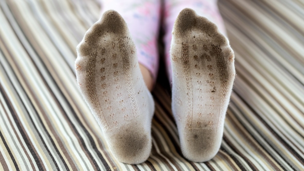 Manch ein Elternteil hat sich schon über solche Socken geärgert. Es gibt einen Trick, um sie gründlich zu reinigen.