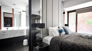 Wer sich überlegt, Schlafzimmer und Badezimmer zusammenzulegen, sollte ein paar Dinge beachten