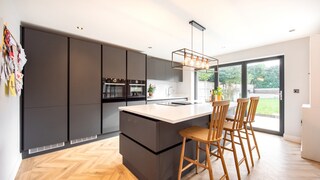 Eine schwarze Küche mit einer weißen Arbeitsplatte kann für mehr Kontrast sorgen.