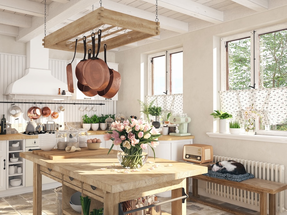 Die K&uuml;che sollte nicht nur &auml;sthetisch, sondern auch funktional sein. In Filmen von Nancy Meyers werden T&ouml;pfe und Pfannen meist h&auml;ngend pr&auml;sentiert