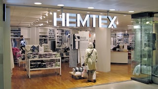 Frau steht vor einem Hemtex-Laden