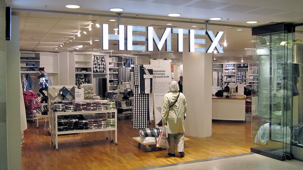 Frau steht vor einem Hemtex-Laden