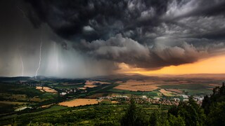 Was bedeutet es laut Bauernregel, wenn es Anfang August regen und Unwetter gibt? myHOMEBOOK erklärt es.