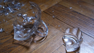 Fällt ein Glas auf den Boden, fliegen kleinste Splitter mitunter durch den ganzen Raum