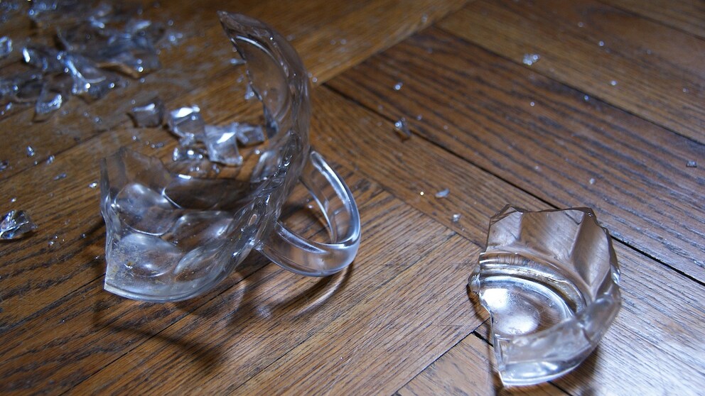 Fällt ein Glas auf den Boden, fliegen kleinste Splitter mitunter durch den ganzen Raum
