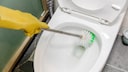 Um Urinstein in der Toilette zu entfernen, muss man nicht gleich zur Chemie-Keule greifen