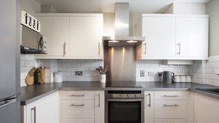 Das Fach unter dem Backofen hat eine ganz bestimmte Funktion