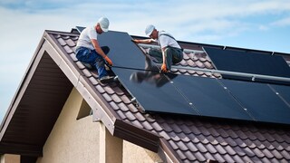 Wer eine Photovoltaikanlage auf dem Dach hat, kann mit einem Batteriespeicher den erzeugten Strom auch später nutzen.
