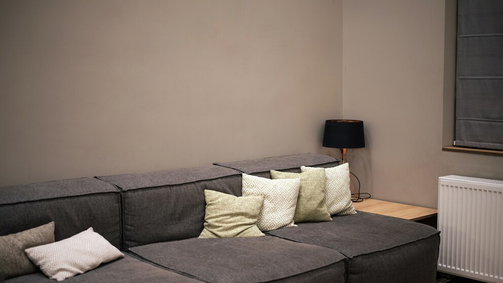 Wenn das Sofa am falschen Platz steht, verliert es oft seinen Charme und wirkt ungemütlich.