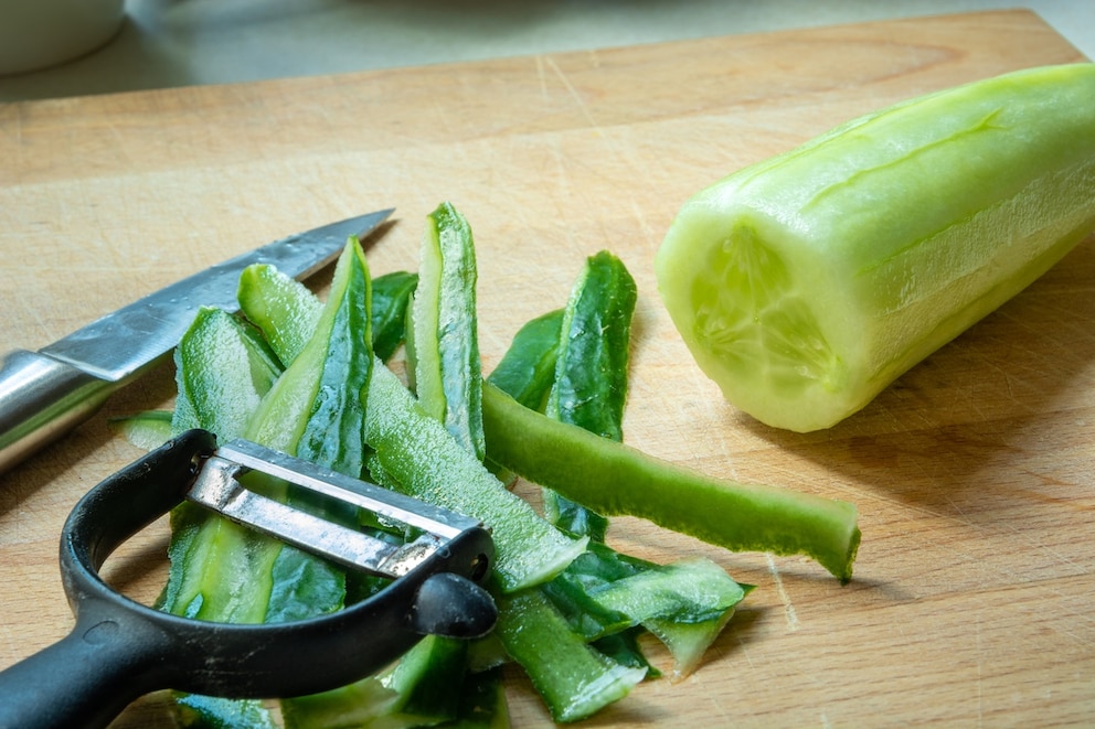 Wie man Dnger aus Gurkenschalen herstellt