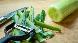 Um aus Gurkenschale Dünger herzustellen, bedarf es nicht viel