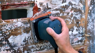 Wenn sich mehrere Lackschichten auf der Tür befinden, sollte man schrittweise Schleifpapier verwenden