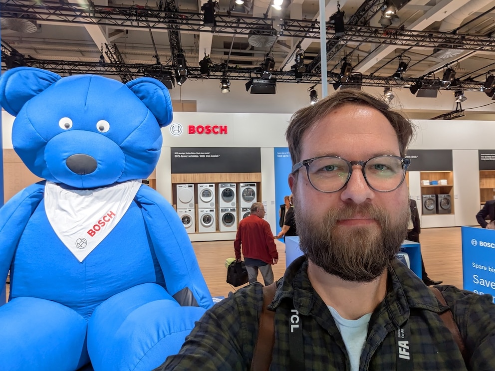 Ungew&ouml;hnlich: Bosch zeigt am Stand einen riesigen Teddyb&auml;r &ndash; und will damit die Idee eines gem&uuml;tlichen und sicheren Zuhauses repr&auml;sentieren