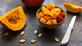 Gerade zu Halloween wird viel Kürbis zum Schnitzen gekauft. Meist mehr, als man essen kann. Man kann ihn einfach einfrieren und später genießen.