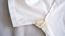 Unsch&ouml;ne Deoflecken sind noch lange kein Grund, das T-Shirt zu entsorgen &ndash; einfache Hausmittel k&ouml;nnen helfen