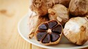 Schwarzer Knoblauch gilt als Delikatesse. M&ouml;chte man ihn allerdings selbst herstellen, muss man ein paar Dinge beachten.