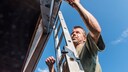 Heimwerker auf Leiter