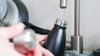 Das Reinigen von Trinkflaschen kann knifflig sein