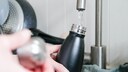 Das Reinigen von Trinkflaschen kann knifflig sein