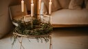 Minimalistisch und naturnah sind zwei von vielen Adventskranztrends 2025.