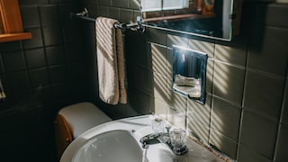 Im Badezimmer sollte man mindestens einmal in der Woche gründlich reinigen