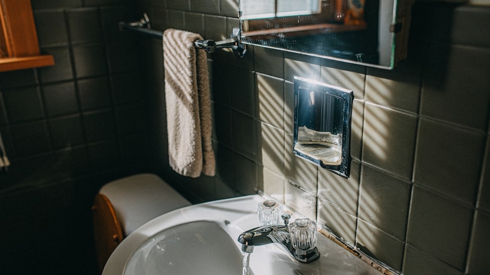 Im Badezimmer sollte man mindestens einmal in der Woche gründlich reinigen