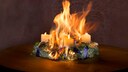 Passiert schneller, als man denkt: Damit nur die Kerzen brennen, nicht aber der ganze Adventskranz, sollte man auf ein paar Dinge achten.