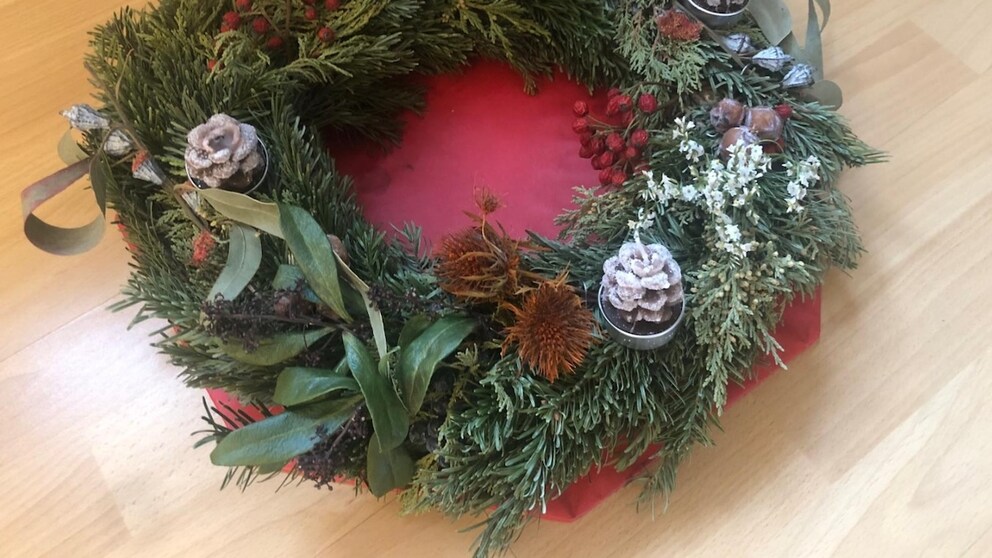 Ein Adventskranz aus Tanne kann schnell austrocknen, es gibt aber Tipps dagegen