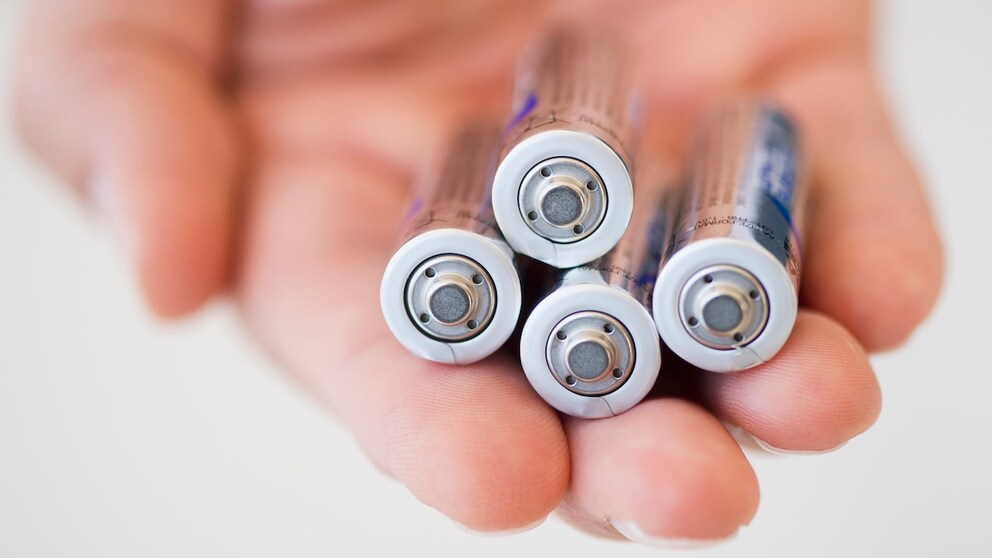 Viele sammeln Batterien zusammen in einer Box, doch das birgt Gefahren