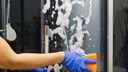 Streifen und Wasserflecken in der Dusche? Mit einem Trick verschwinden sie.