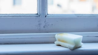 Alle Innenarbeiten wie Innendämmung, Innenabdichtung, Schimmelsanierung oder der Einbau neuer Fenster können problemlos während einer Renovierung im Winter durchgeführt werden.