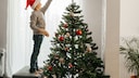 Viele Familien schm&uuml;cken den Weihnachtsbaum erst Heiligabend