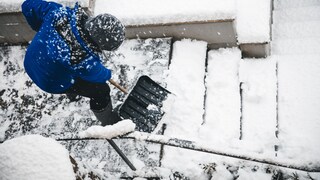 Auch bei anhaltendem Schneefall sind Eigentümer dazu verpflichtet, die Wege auf und vor dem Grundstück verkehrssicher zu halten