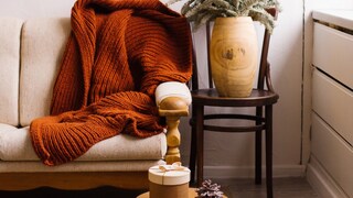 Neben Weiß und Beige können auch warme Farben im Januar für Gemütlichkeit in der Wohnung sorgen