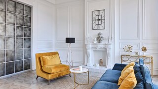 Heute erlebt Art Déco ein starkes Comeback. Viele Möbelhersteller verwenden typische Elemente und integrieren sie in moderne Designs.