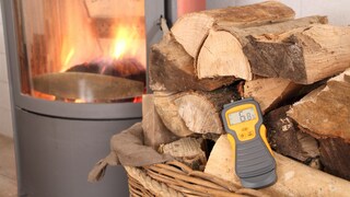 Ein Holzfeuchtemessgerät kann sich für alle lohnen, die mit Holz heizen