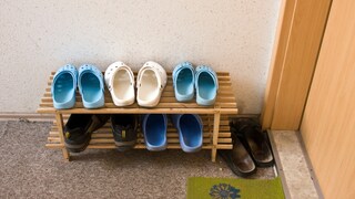 Schuhe im Hausflur eines Mehrfamilienhauses sind nicht immer gern gesehen