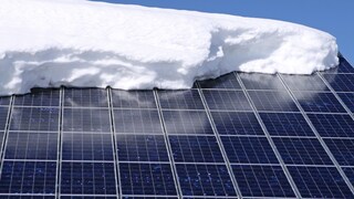 Schnee auf Solaranlage