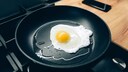 Ob &bdquo;Sunny Side up&ldquo; oder beidseitig angebraten &ndash; das perfekte Spiegelei sieht f&uuml;r jeden anders aus. Nur eine Sache ist gleich: Es sollte m&ouml;glichst nicht anbrennen