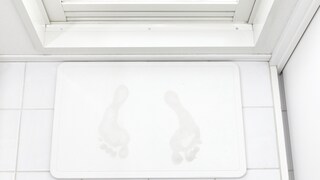 Wasser verdunstet auf Badematten aus Stein besonders schnell