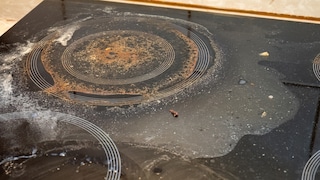 Hartnäckige Verschmutzungen auf dem Ceranfeld kann man in der Regel nur schwer entfernen