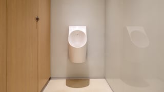 Ob ein Urinal ins eigene Bad passt, wird erst im Grundriss sichtbar. Denn dafür benötigt man fast einen Wasseranschluss, einen Abfluss und ausreichend Platz davor.