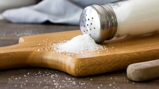 Ist übliches Speisesalz eine Alternative zu Streusalz, wenn es draußen glatt ist?